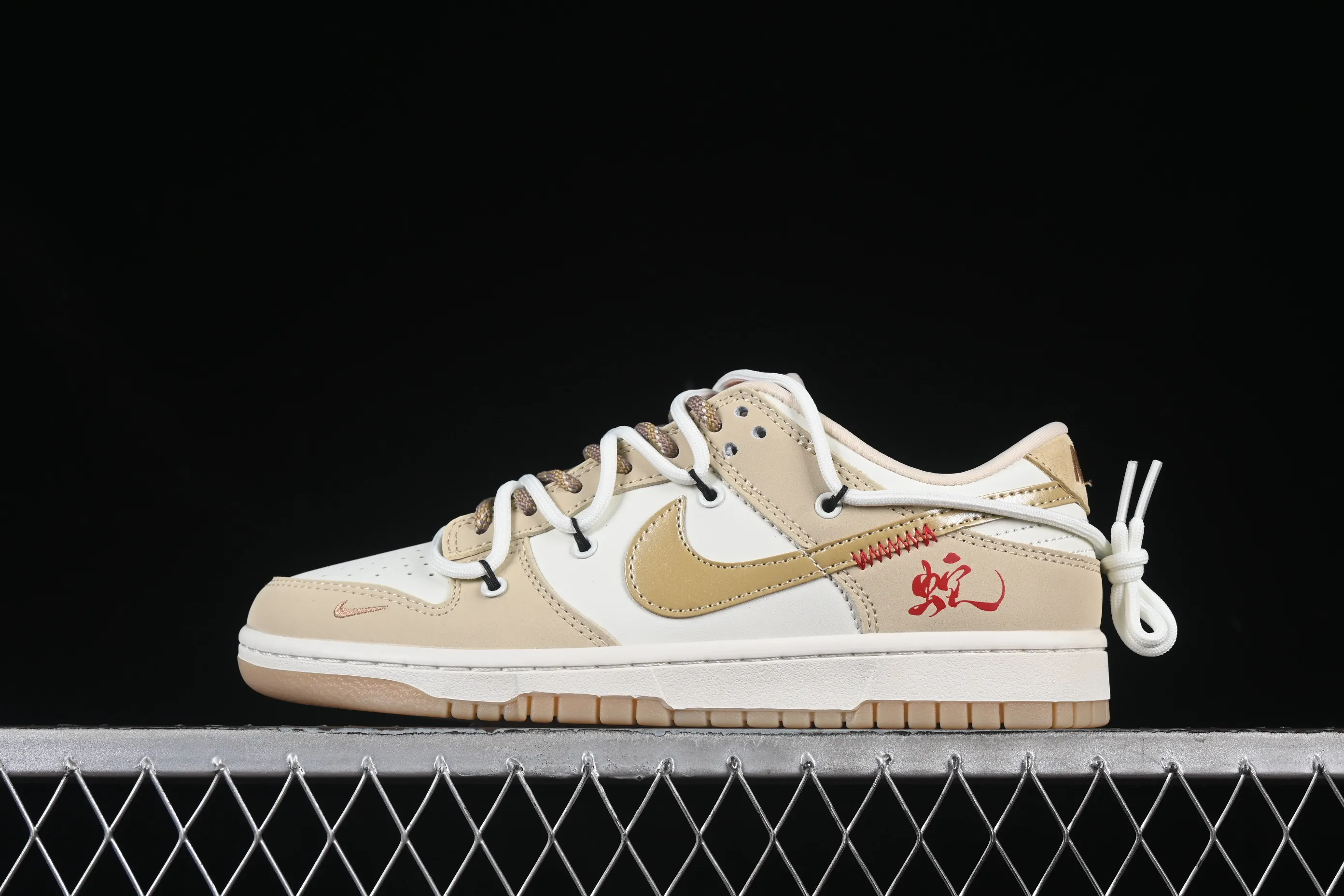 All Categories Nk SB Dunk Series Nk SB Dunk Low High-end Customized Low-top Shoes Nike SB Dunk Low Year of the Snake Series Strap Yellow White Yellow Hook Anniversary High-end Customized Low-top Casual Shoes YX5066-291